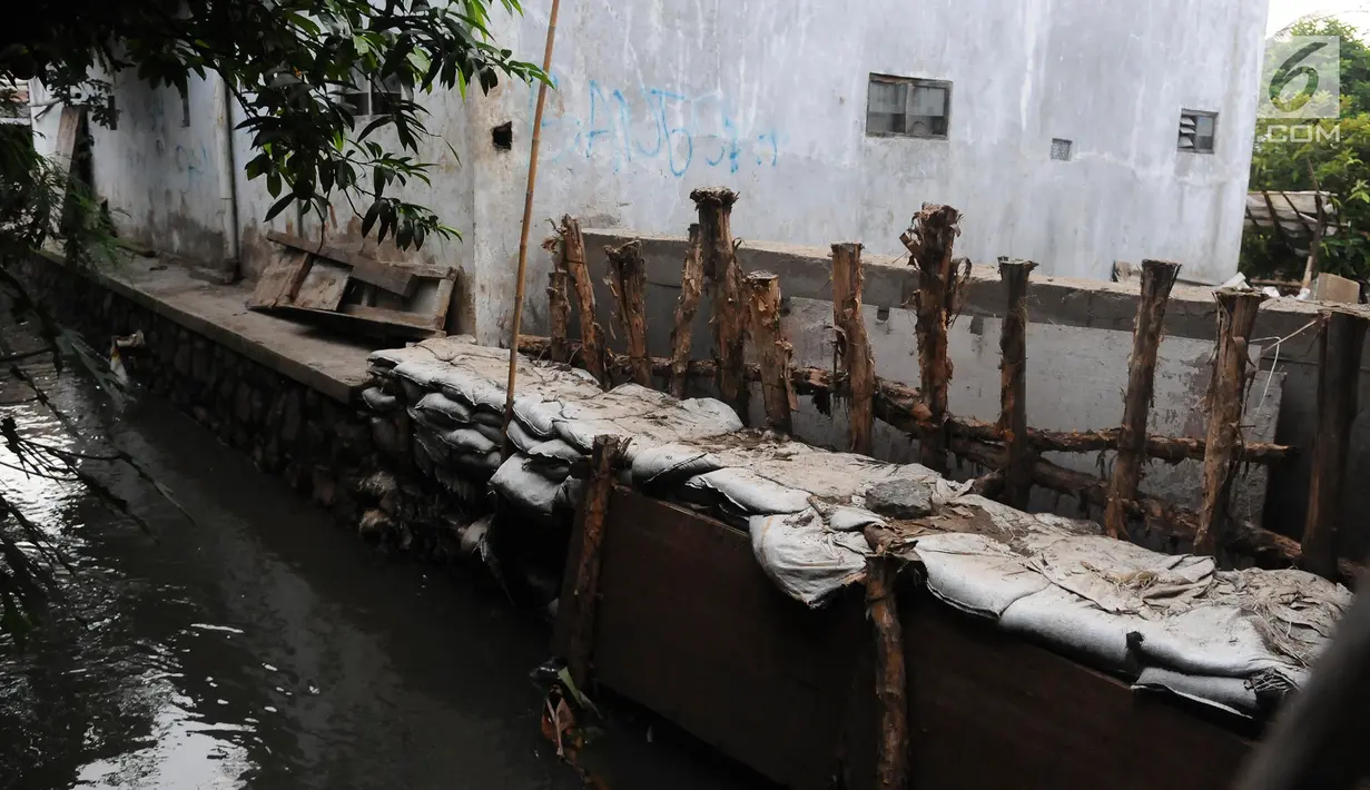 Kondisi tanggul di kawasan RT004 RW 006, Jatipadang, Jakarta, Selasa(29/1). Tanggul permanen  di RT 004 RW 006 Kelurahan Kali Pulo, Jatipadang, Pasar Minggu, Jakarta Selatan, rampung dibangun. (Liputan6.com/Herman Zakharia)