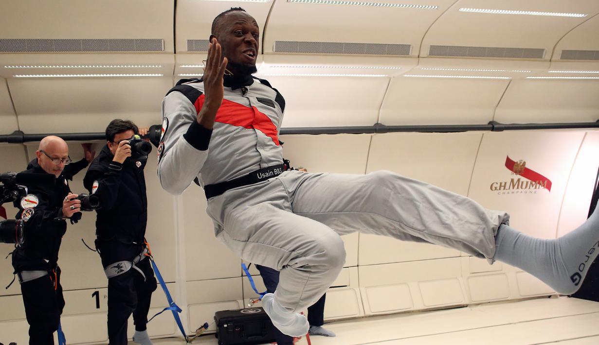 Sprinter Jamaika, Usain Bolt saat mencoba ruangan gravitasi nol dalam pesawat Airbus Zero-G di Reims, Prancis, Rabu (12/9). Bolt menghabiskan empat menit mengambang dan bercanda dalam kondisi hampir tanpa bobot. (Laurent Theillet, Mumm/Novespace via AP)