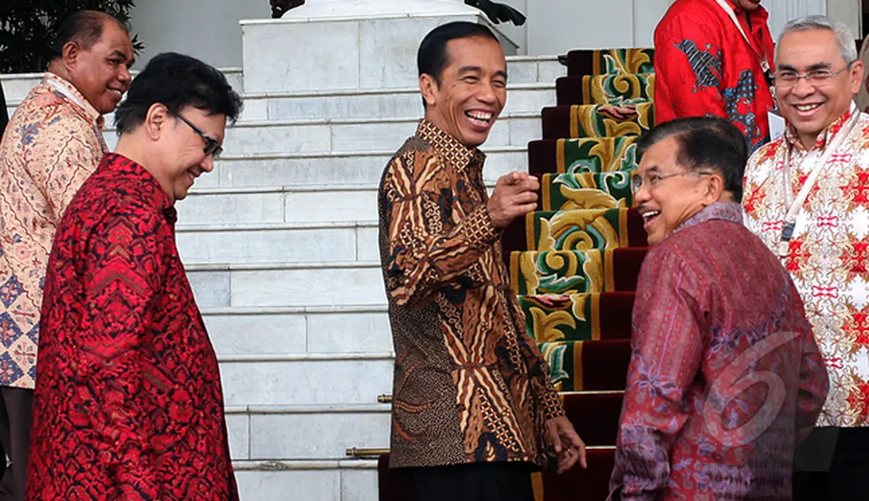 Presiden Joko Widodo (tengah) berjalan ke dalam istana usai memberikan keterangan di Istana Bogor, Jum'at (13/2/2015). Presiden Joko Widodo memberikan pernyataan seputar isu pelantikan Komjen Budi Gunawan menjadi Kapolri. (Liputan6.com/Faizal Fanani)