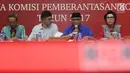 Ketua KPK Agus Rahardjo (ketiga kiri) membacakan paparan kinerja Komisi Pemberantasan Korupsi tahun 2017 di Jakarta, Rabu (27/12). Pimpinan KPK menyampaikan paparan hasil kinerja tahun 2017. (Liputan6.com/Helmi Fithriansyah)