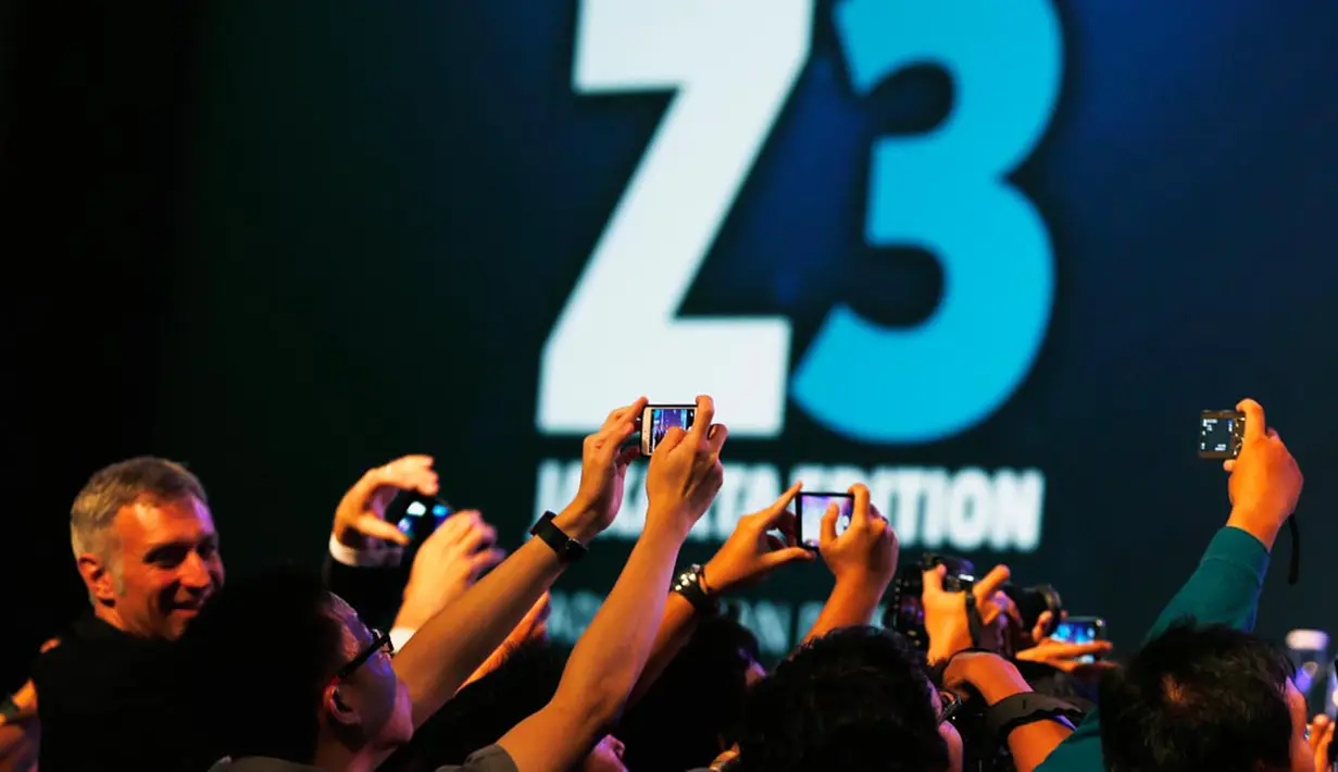 Sejumlah pengunjung mencoba mengabadikan gambar Blackberry Z3 saat acara peluncurannya di Jakarta, 13 Mei 2014. (REUTERS/Beawiharta)