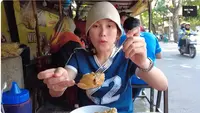 Penyanyi dangdut Ayu Ting Ting salah satu penggemar bakso. Begitu juga saat ke Bandung, Jawa Barat, perempuan seorang anak itu selalu mampir ke tempat bakso yang menjadi favoritnya. [Youtube/Qiss You TV]