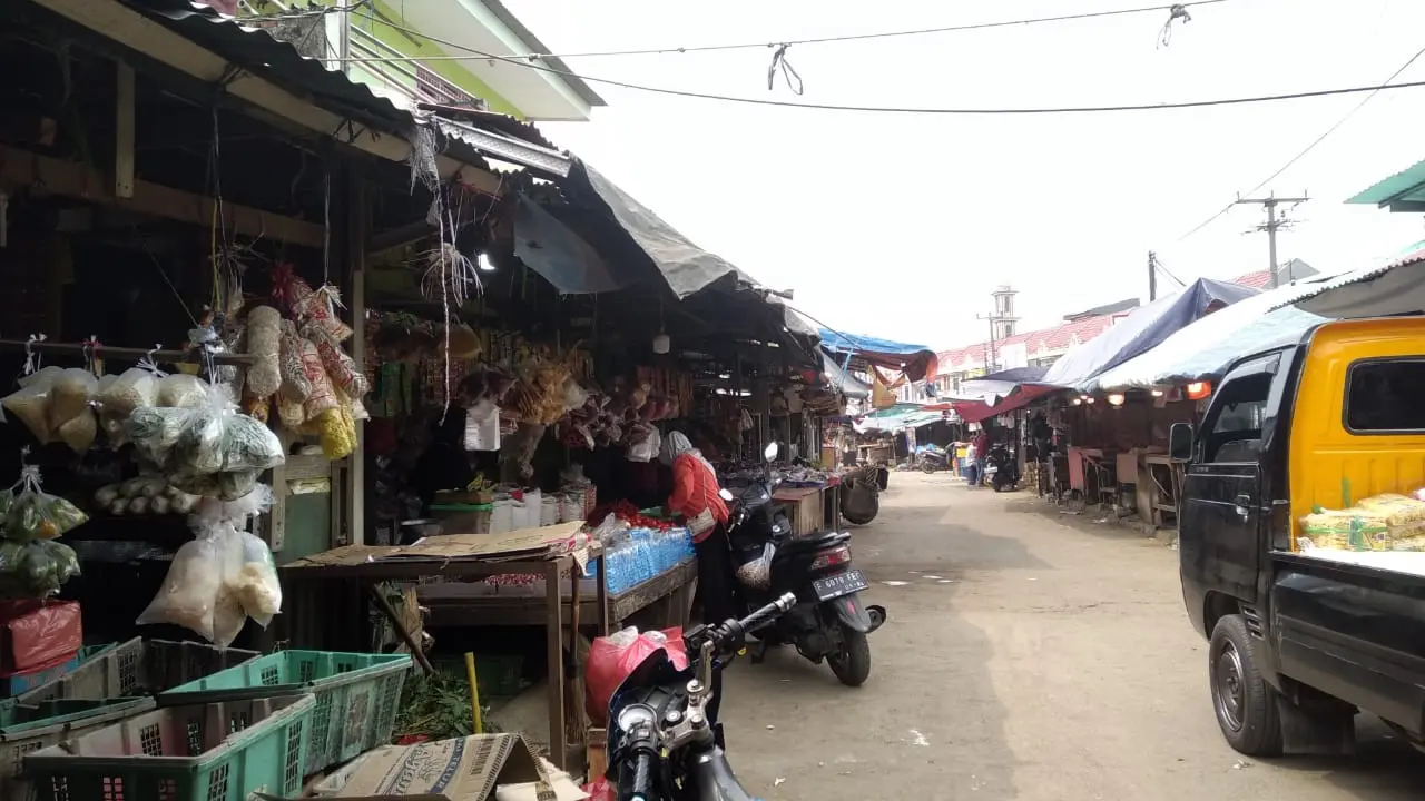 Para pedagang pasar di Pasar Griya Bukit Jaya, Bogor mengeluhkan turunnya penjualan