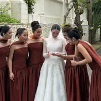 Sebelum pemberkatan pernikahan Ranty Maria, Dea Annisa hingga Laura Theux lakukan bridemaid streching (@deaaannisa)