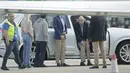 <p>Mantan Raja Spanyol Juan Carlos masuk ke dalam mobil setibanya dengan jet pribadi di bandara Peinador di Vigo, barat laut Spanyol, Kamis (19/5/2022). Juan Carlos kembali ke Spanyol pada Kamis untuk kunjungan pertamanya setelah hampir dua tahun diasingkan di Uni Emirat Arab (UEA) di tengah skandal keuangan yang mengguncang Royal House. (AP Photo/Lalo R. Villar)</p>