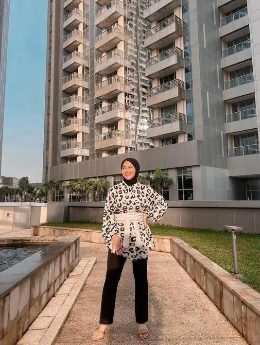 Padukan celana hitam dengan kemeja bermotif dan obi belt seperti tampilan Kesha Ratuliu ini. [Foto: IG/kesharatuliu05].