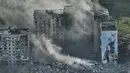 <p>Asap mengepul dari sebuah gedung di Bakhmut, tempat pertempuran terberat dengan pasukan Rusia di wilayah Donetsk, Ukraina, Rabu (26/4/2023). (AP Photo/Libkos)</p>