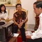 Muhammad Kusrin bersama istrinya diterima Presiden Joko Widodo di Istana Merdeka, Senin (25/1/2016). Jokowi melihat TV hasil karya Kusrin (Foto : Agus Suparto)