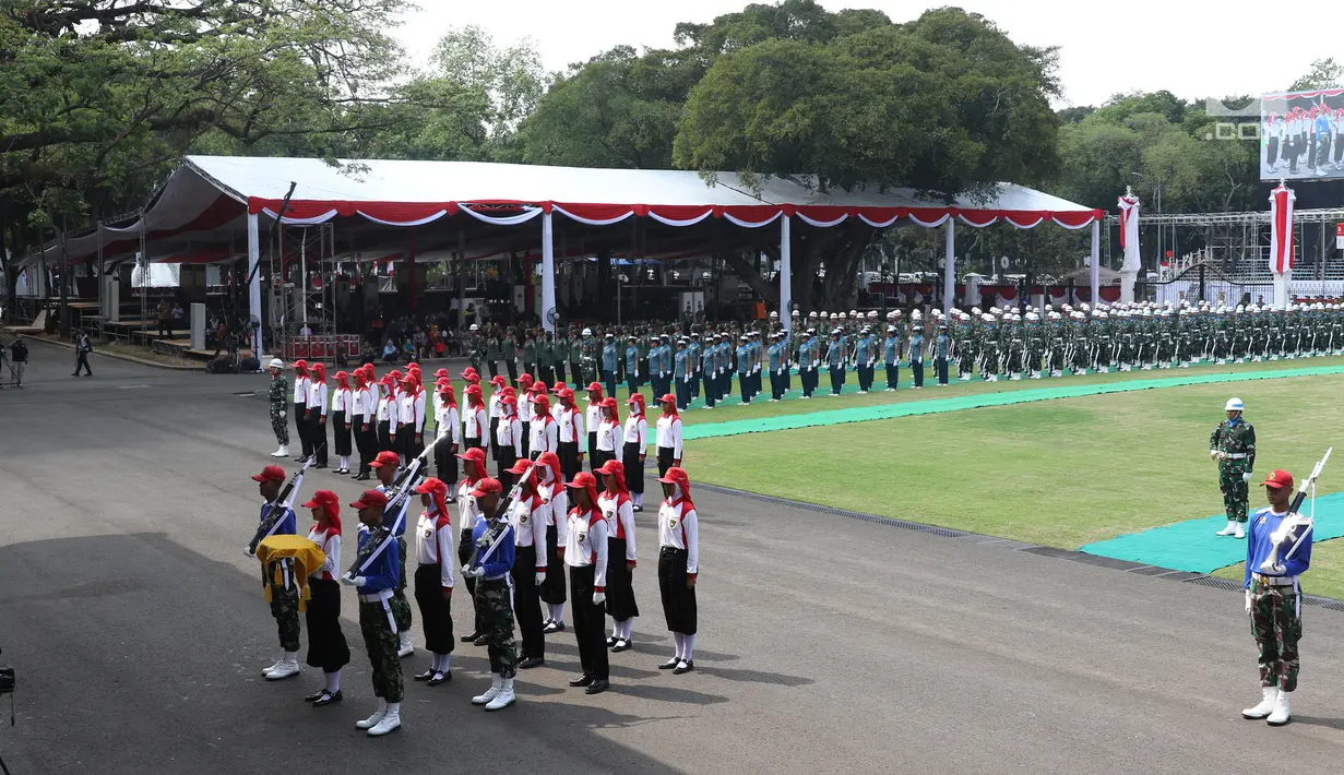 Pasukan Pengibar Bendera Pusaka (Paskibraka) Nasional 2019 mengikuti gladi kotor kedua Upacara Peringatan Detik-Detik Proklamasi Kemerdekaan Indonesia di Istana Negara, Rabu (14/8/2019). (Liputan6.com/Angga Yuniar)