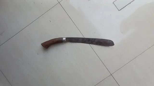Senjata tajam jenis golok yang digunakan honorer Damkarmat Kota Bandar Lampung membacok tetangganya secara brutal disita polisi. (Dok. Istimewa).