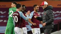 Pelatih Liverpool, Jurgen Klopp memberikan selamat kepada pemain Aston Villa. The Reds kalah 2-7, Senin (5/10/2020) dini hari WIB. (RUI VIEIRA / POOL / AFP)