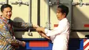 Presiden Jokowi dan President Direktur PT Mayora Group Andre Atmadja mengunci kontainer pada acara Pelepasan Kontainer Ekspor Mayora ke-250.000 ke Filipina di pabrik Mayora di Cikupa Tangerang, Senin (18/2). (Liputan6.com/HO/Bal)
