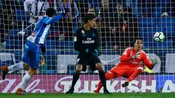 Pemain Espanyol Gerard Moreno berhasil mencetak gol ke gawang Real Madrid pada pertandingan pekan ke-26 La Liga, di Stadion RCDE, Barcelona, Selasa (27/2). Real Madrid harus menyerah dari Espanyol dengan skor akhir 0-1. (AP/Manu Fernandez)