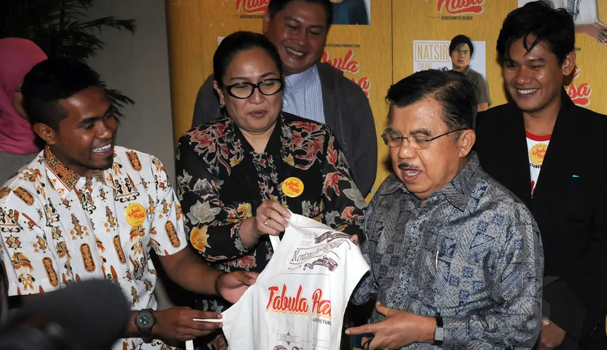 Wakil Presiden terpilih, Jusuf Kalla (kanan-depan), menerima suvenir celemek dari para pemeran film Tabula Rasa di Jakarta, (15/9/2014). (Liputan6.com/Helmi Fithriansyah) 