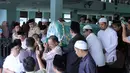 Keranda jenazah Pepeng dibawa sejumlah kerabat usai disalatkan di Masjid Baiturrahman, Depok, Jawa Barat, Rabu (6/5/2015). Rencananya Pepeng akan dimakamkan di TPU Jelupang, BSD, Serpong. (Liputan6.com/Helmi Afandi)