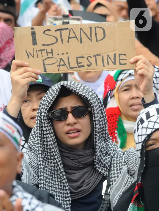 “Aksi ini sebagai bukti kita mendukung Palestina, mendukung Baitul Maqdis dari kejahatan Israel,” ucap pembawa acara aksi tersebut. (merdeka.com/Arie Basuki)
