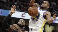 Pemain Golden State Warriors, Andre Iguodala (kanan) berebut bola dengan pemain Cavaliers, LeBron James (23) pada lanjutan NBA basketball game di Quicken Loans Arena, Cleveland, (15/1/2018). Warriors menang 118-108. (AP/Tony Dejak)