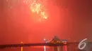 Langit Ancol memerah dihiasi ratusan kembang api yang memancar saat malam tahun baru, Ancol, Jakarta, Kamis (1/1/2015). (Liputan6.com/Faisal R Syam)