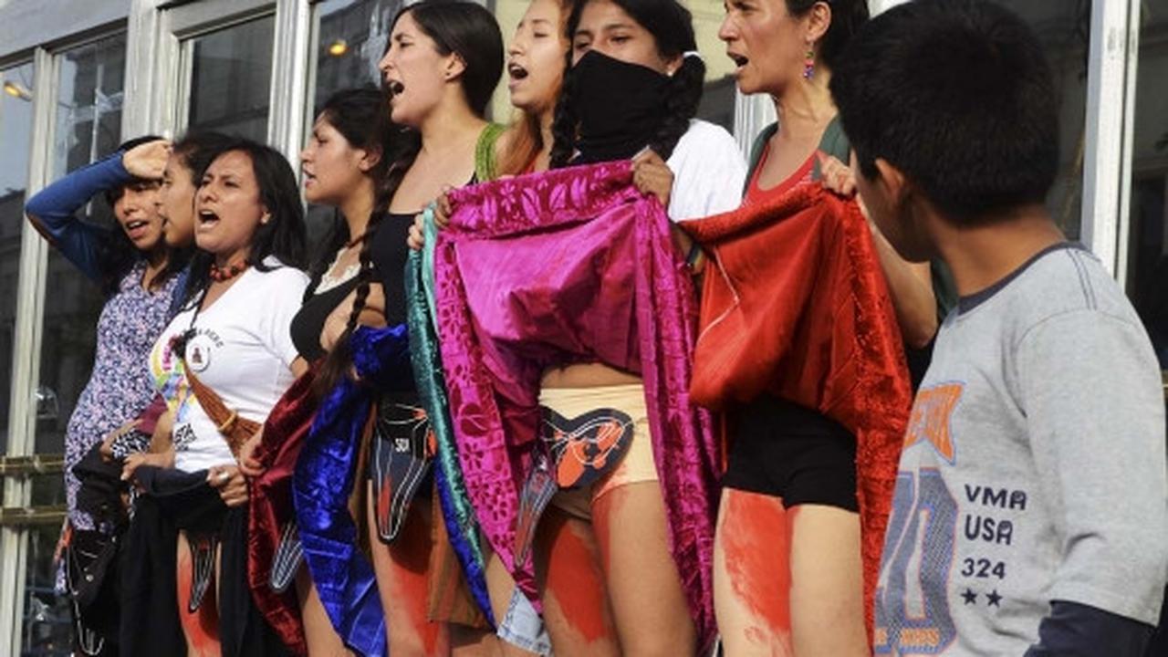 Wanita Peru umbar payudara serukan antikekerasan terhadap perempuan