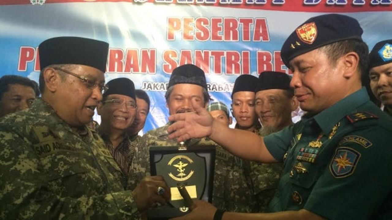 Ribuan santri berlayar naik kapal perang TNI ke Surabaya