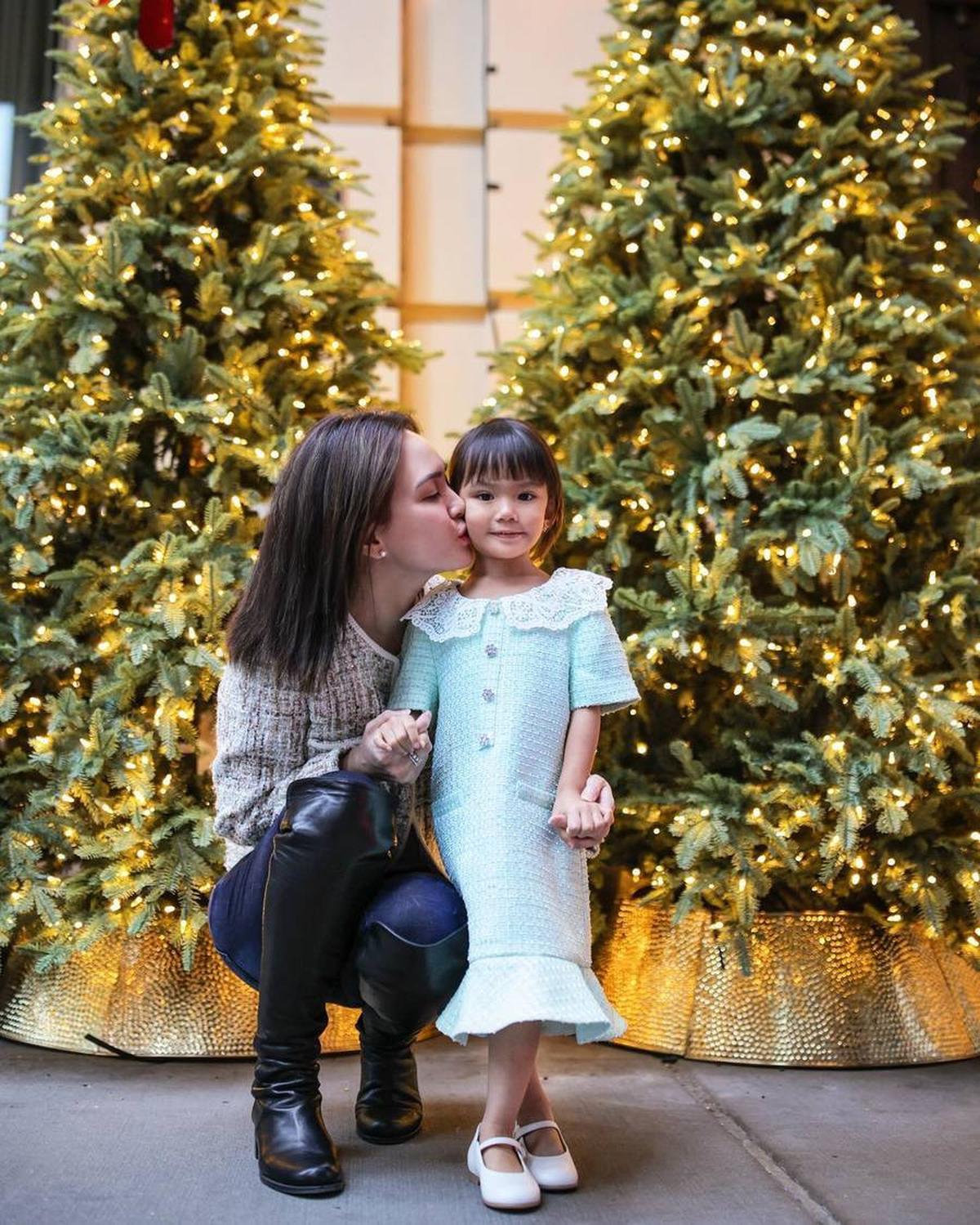 Ibu dan Anak Berdandan Cantik Sekali