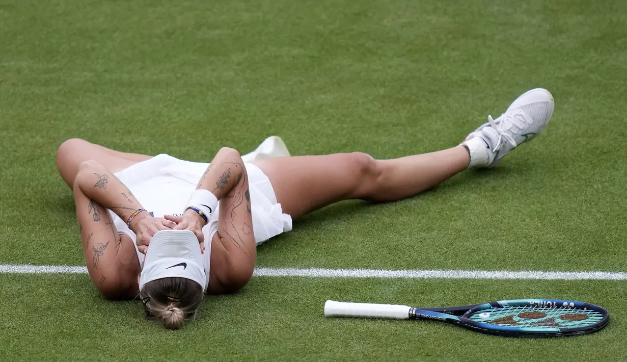 Selebrasi petenis tunggal putri Republik Ceska, Marketa Vondrousova setelah memastikan kemenangan atas petenis Tunisia, Ons Jabeur pada laga final turnamen tenis Wimbledon 2023 di All England Lawn and Tennis Club, London, Sabtu (16/7/2023) malam WIB. (AP Photo/Kirsty Wigglesworth)