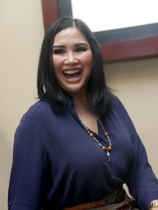 Diva Indonesia Titi DJ yang kini menyandang status single memang telah memiliki pengalaman manis pahit kehidupan asmara rumah tangga. Tercatat sudah tiga pria yang telah menjadi mantan suaminya. (Andy Masela/Bintang.com)