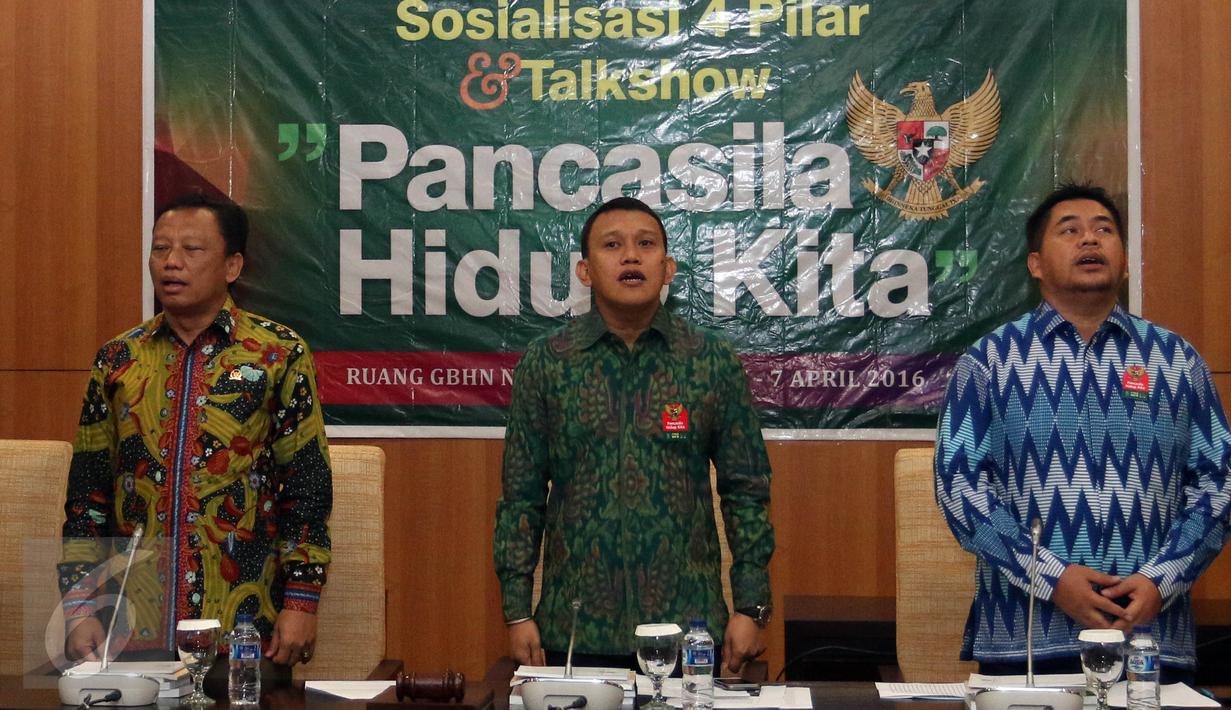 Ketua Fraksi Partai Kebangkitan Bangsa (PKB) MPR Abdul Karding (tengah) menghadiri Sosialisasi 4 Pilar di Komplek Parlemen Senayan, Jakarta, (7/4). Sosialisasi 4 pilar ini di gagas oleh fraksi PKB mengajak serta para pekerja seni.(Liputan6.com/JohanTallo)