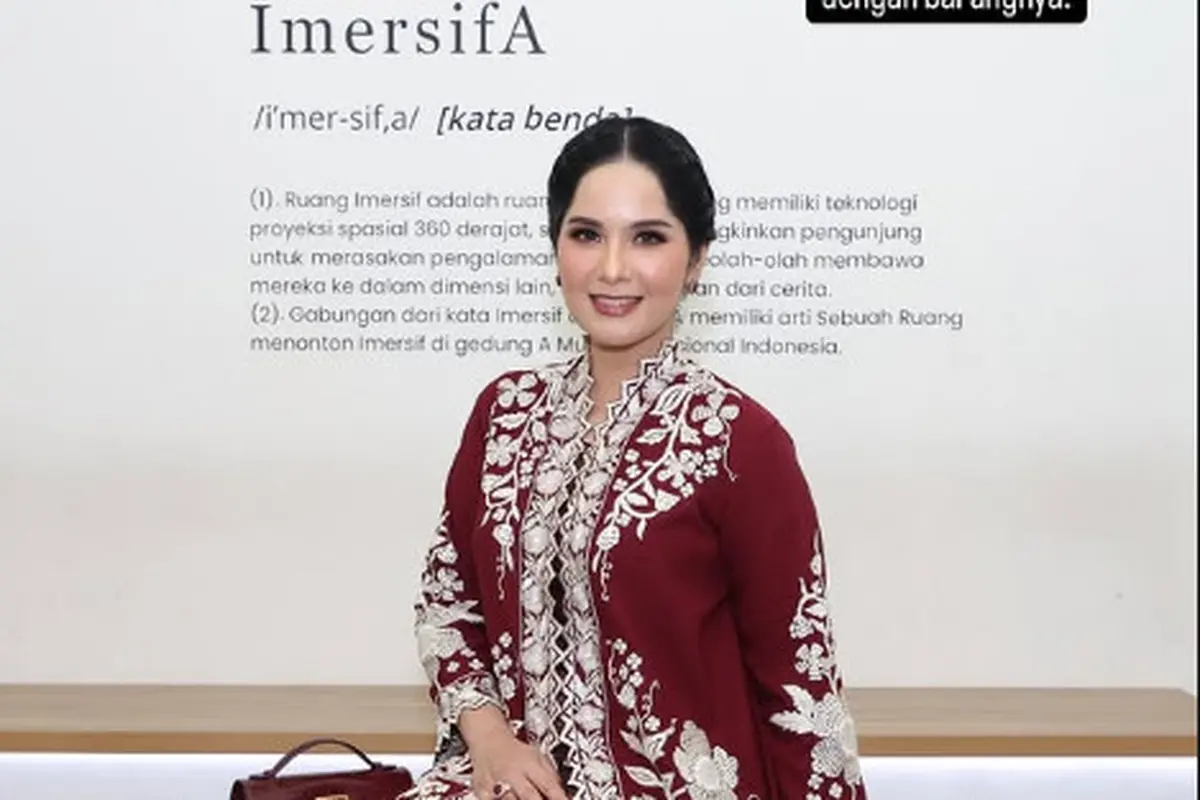 Parade Kebaya Encim dari Annisa Pohan, Cynthia Ganesha hingga Widi Wardhana di Pameran Kongsi, Siapa yang Paling Menarik?