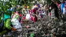 Anak-anak memungut sampah yang berserakan di sekitar kawasan pantai di Surabaya, Jawa Timur, Sabtu (21/9/2019).Aksi tersebut sebagai wujud kepedulian terhadap kebersihan lingkungan sekaligus dalam rangka memperingati World Cleanup Day 2019.  (JUNI KRISWANTO / AFP)