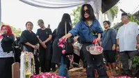 Atiek CB Beri Penghormatan Terakhir untuk Doddy Katamsi