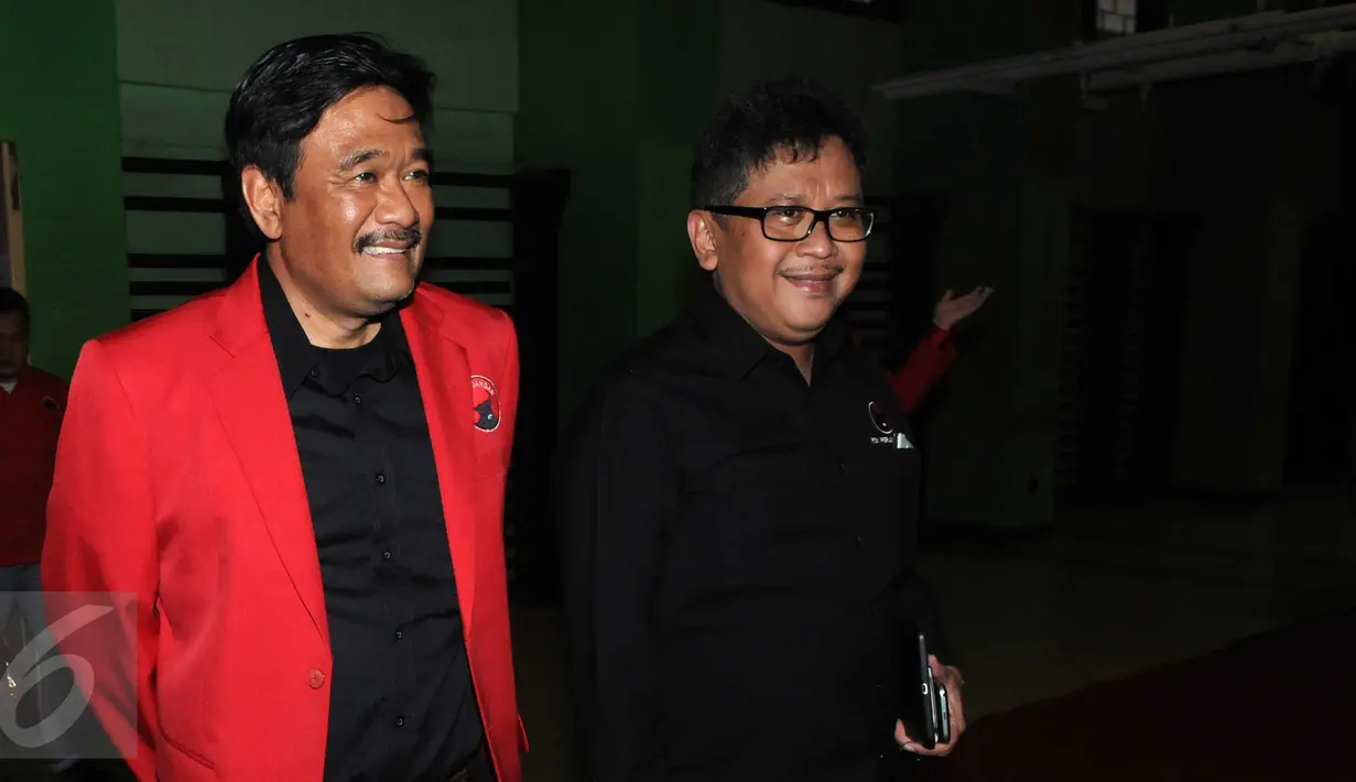 Djarot Syaiful Hidayat (kiri) dan Hasto Kristiyanto saat menghadiri pengukuhan pengurus ranting PDIP se Jakarta Barat, Minggu (20/3/2016). Acara tersebut juga menjadi rapat konsolidasi guna menyerap aspirasi kader PDIP (Liputan6.com/Helmi Afandi)