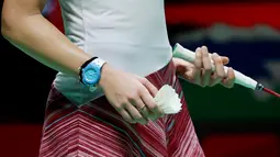 Tunggal putri Spanyol, Carolina Marin, memakai jam saat melawan wakil Korea Selatan, An Se Young, pada laga final Indonesia Masters 2023 di Istora Senayan, Jakarta, Minggu (29/1/2023). An Se Young menang dengan skor 18-21, 21-18, dan 21-13(Bola.com/M Iqbal Ichsan)