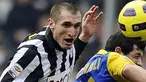 Bek Juventus Giorgio Chiellini (kiri) berebut bola dengan salah satu pemain Parma dalam partai lanjutan Serie A di Turin, 6 Januari 2011. AFP PHOTO/Filippo MONTEFORTE