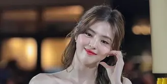 Han So Hee tampil begitu memesona dipulas makeup flawless. Wajahnya begitu glowing dengan rona pink yang segar dan sehat. [@kangyewon/@hastation/@hansohee4ever).