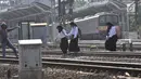 Sejumlah pelajar menyeberangi perlintasan rel kereta api di kawasan Pisangan Baru, Jakarta, Selasa (10/9/2019). Mereka nekat menantang maut menyeberangi rel di dekat stasiun Jatinegara tersebut lantaran tidak adanya akses jembatan penyeberangan orang (JPO). (merdeka.com/Iqbal Nugroho)