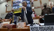 Menteri Perdagangan (Mendag) Zulkifli Hasan menunjukkan minyak goreng curah kemasan sederhana saat menghadiri rapat kerja dengan Komisi VI DPR RI di Jakarta, Selasa (5/7/2022). Namun, merek dagang yang digunakan hanya Minyakita yang merupakan merek milik pemerintah. (Liputan6.com/Angga Yuniar)
