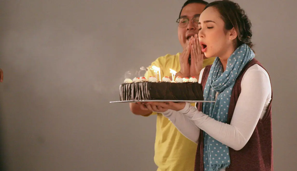 "Saya memilih untuk sendiri, jomblo nasib single pilihan. Ya menikmati (single). Hmm lebih bisa bebas untuk eksplor diri sendiri," lanjut pemeran Ishida dalam film Winter In Tokyo itu. (Nurwahyunan/Bintang.com)