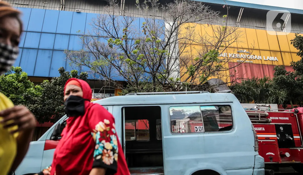 Angkot melintas di depan Pasar Kebayoran Lama, Jakarta, Kamis (18/6/2020). Pasar Kebayoran Lama ditutup sementara selama tiga hari mulai hari ini, 18-20 Juni 2020 untuk sterilisasi usai 14 pedagang dinyatakan positif COVID-19. (Liputan6.com/Faizal Fanani)