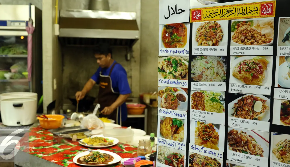 Beragam menu makanan halal ditawarkan di Mini Plaza Ramkhamhaen 59, Bangkok Thailand, Jumat (16/12). Menu makanan bernuansa islami tersebut dijual dikisaran 40 hingga 50 bath atau setara Rp 18.000,-. (Liputan6.com/Helmi Fithriansyah)