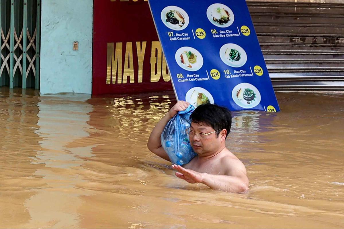 FOTO: Topan Matmo Luluhlantakkan Vietnam Utara, Banjir Terburuk dalam 60 Tahun