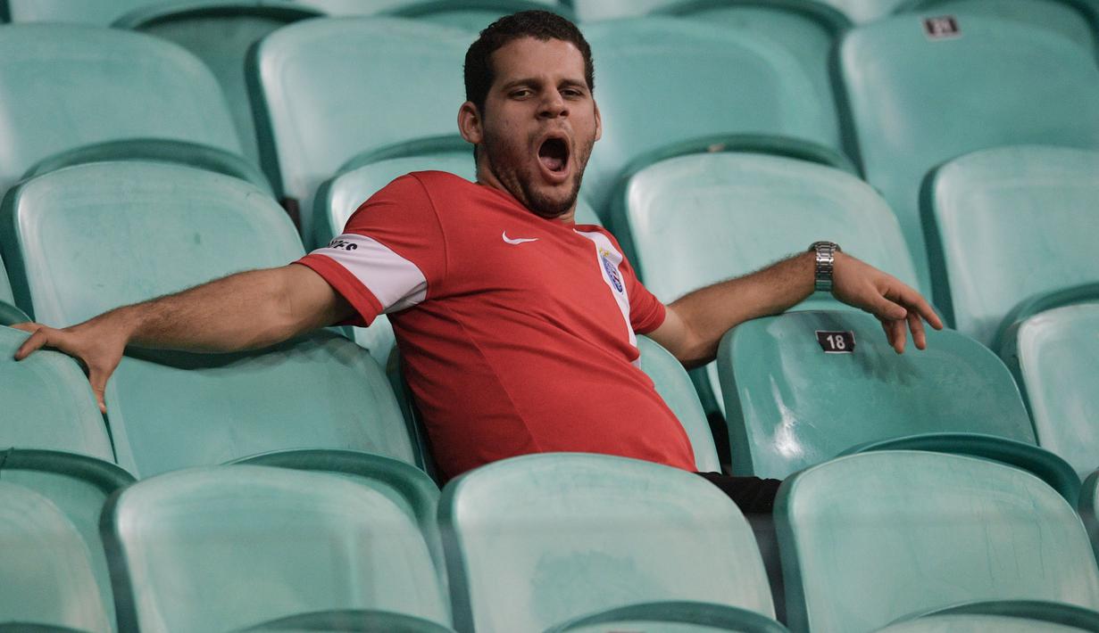 Ekspresi suporter Brasil yang tampak tidak bersemangat saat memyaksikan laga Brazil vs Venezuela di Arena Fonte Nova, Salvador, Brasil. (AP/Natacha Pisarenko)