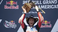 Pebalap LCR Honda, Alex Rins merayakan kemenangan saat MotoGP Amerika 2023 yang berlangsung di Circuit of the Americas, Texas, Amerika Serikat, Senin (17/04/2023) dini hari WIB. (AFP/Mirco Lazzari Gp)