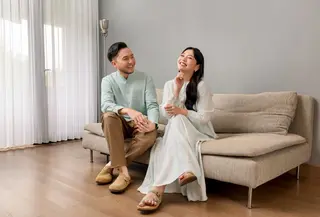 Baju baru jadi tradisi Lebaran keluarga Indonesia.