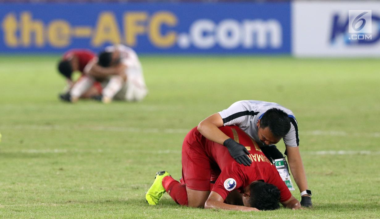 Pemain Timnas Indonesia U-19, Syahrian Abimanyu bersujud merayakan kemenangan atas Uni Emirat Arab U-19 pada penyisihan Grup A Piala AFC U-19 2018 di Stadion GBK, Jakarta, Rabu (24/10). Indonesia unggul 1-0. (Liputan6.com/Helmi Fithriansyah)