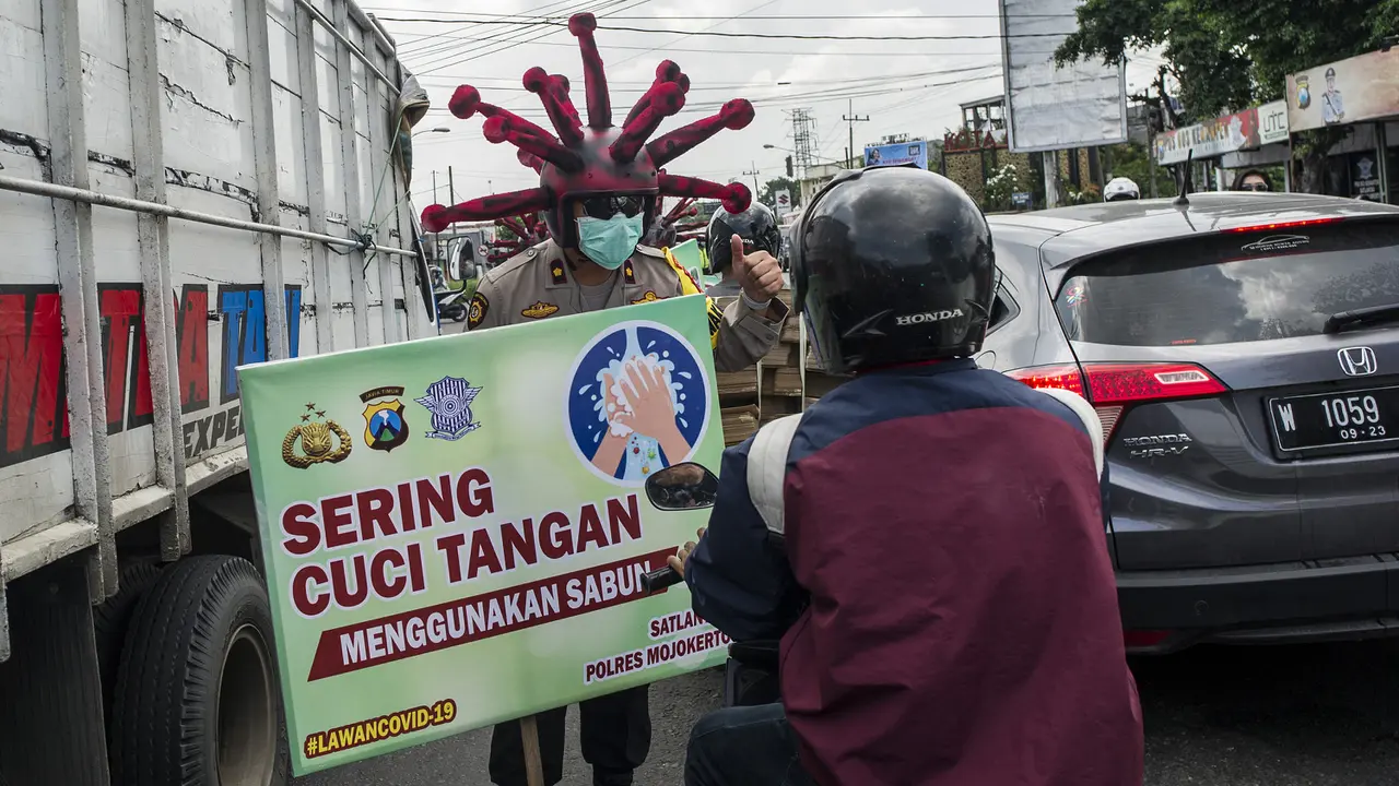 FOTO: Aksi Polisi Mojokerto Pakai Helm Virus Corona COVID-19