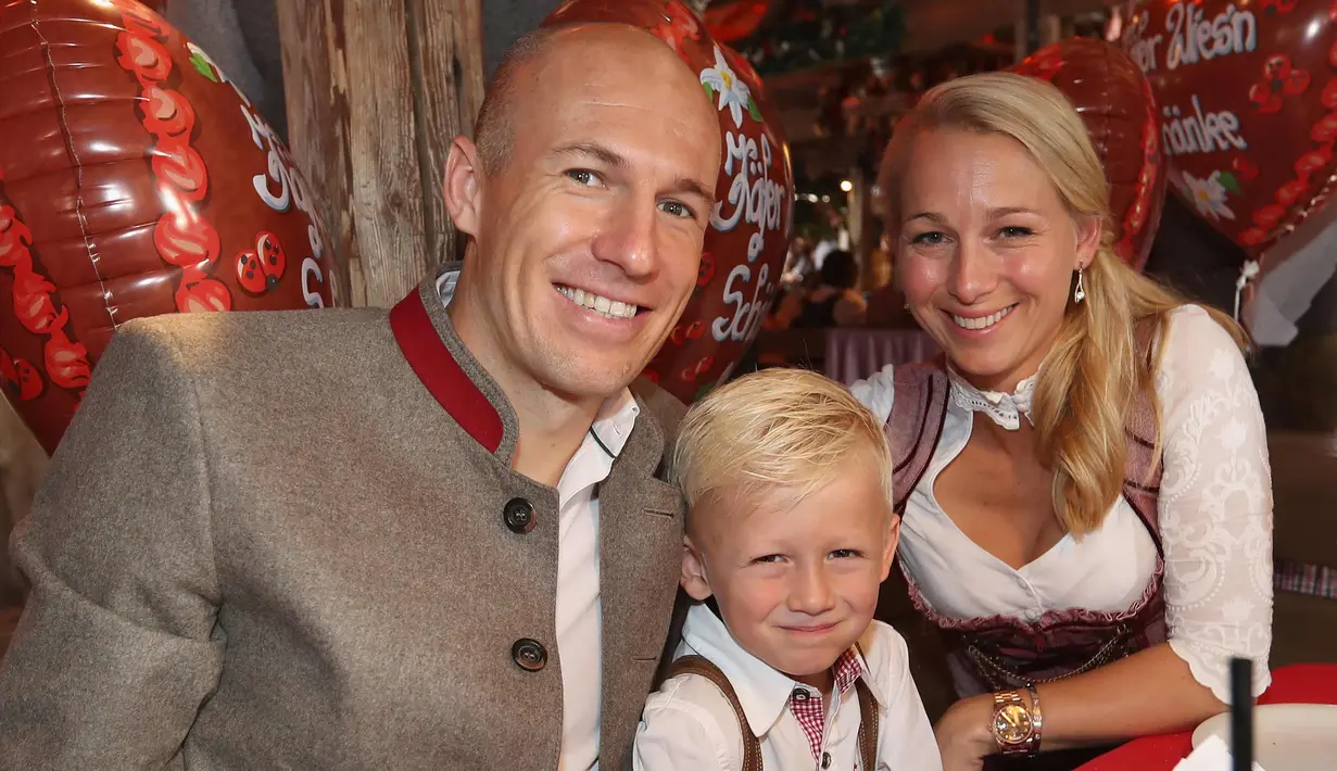 Gelandang Bayern Munchen, Arjen Robben (berpose bersama istrinya Bernadien Eillert dan putranya saat menghadiri festival bir Oktoberfest 2017 di Munich, Jerman (23/9). (AFP Photo/Pool/Alexandra Beier)