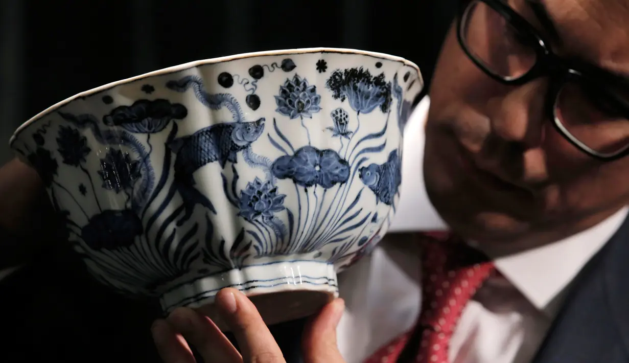 Mangkuk Xuande Lobel "Fish Pond" saat ditampilkan di pelelangan Sotheby di Hong Kong, Rabu (8/3). Mangkuk ini diperkirakan akan terjual dengan harga lebih dari USD 12,8 juta atau sekitar Rp 171 miliar. (AP Photo / Kin Cheung)