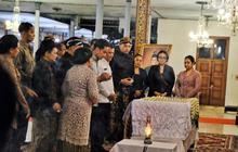Momen Haru: Gibran Melayat Raja PB XIII di Keraton Solo, Siapa Sosok Pemimpin Tangguh Ini?