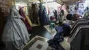 Suasana pusat penjualan pakaian dan tekstil di Pasar Tanah Abang Blok B, Jakarta, Selasa (19/1/2021). Produksi pakaian diprediksi akan membaik pada posisi 3,75 persen pada tahun ini. (Liputan6.com/Johan Tallo)